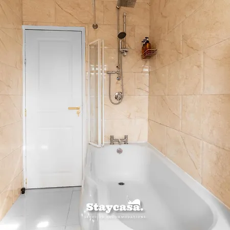 Holiday home Longsight Luxury 5br Free Parking Sleeps 12!