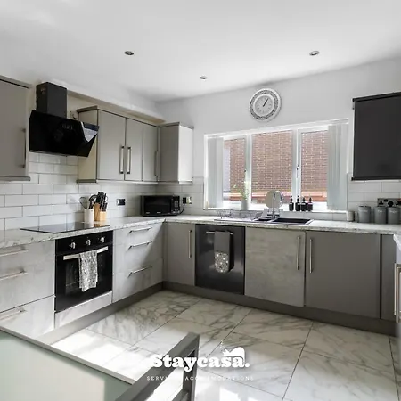Longsight Luxury 5br Free Parking Sleeps 12! Holiday home *