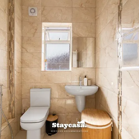 Longsight Luxury 5br Free Parking Sleeps 12! Holiday home *