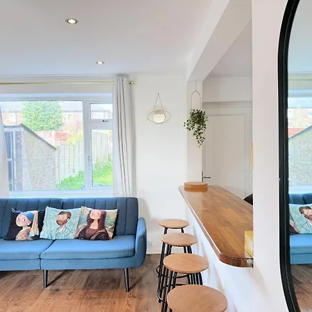 Bee - Byron House *