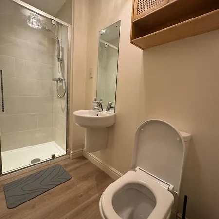 Apartment Large 3 Bed House Near Etihad And Coop Live