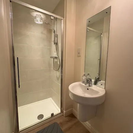 Apartment Large 3 Bed House Near Etihad And Coop Live