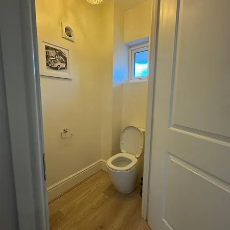 Lägenhet Large 3 Bed House Near Etihad And Coop Live