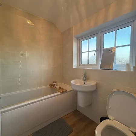 Large 3 Bed - Coop Live -free Parking