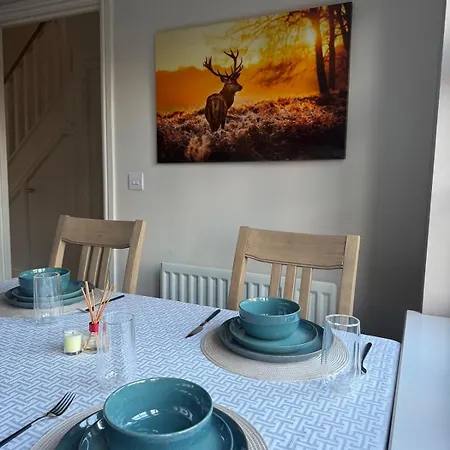 Large 3 Bed - Coop Live -free Parking Apartment *