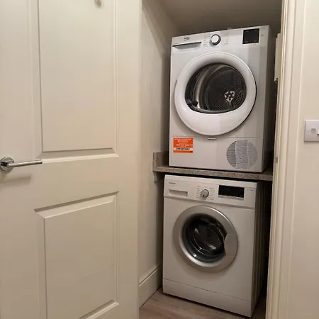 Apartment Large 3 Bed - Coop Live -free Parking *