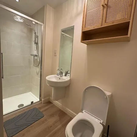 Large 3 Bed - Coop Live -free Parking *