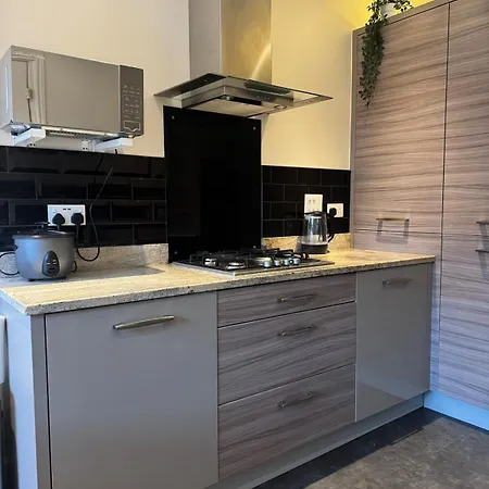 Large 3 Bed - Coop Live -free Parking