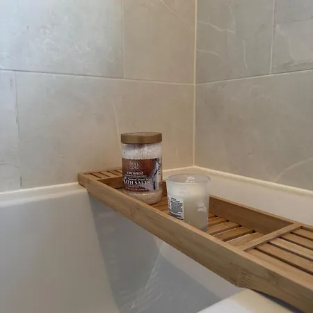 Large 3 Bed - Coop Live -free Parking