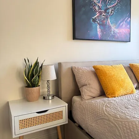 Large 3 Bed House Near Etihad And Coop Live Lägenhet
