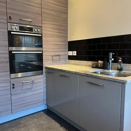 Large 3 Bed House Near Etihad And Coop Live Lägenhet *