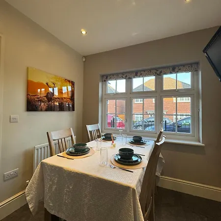 Large 3 Bed - Coop Live -free Parking *