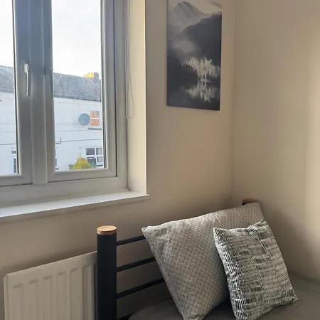 Apartment Large 3 Bed House Near Etihad And Coop Live *