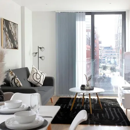 Spacious In Mcr With Terrace, Gym مانشستر