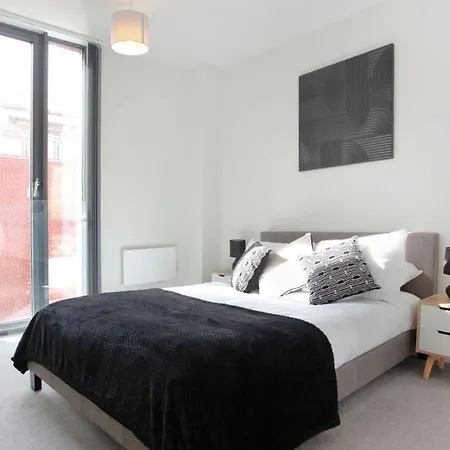 Spacious In Mcr With Terrace, Gym مانشستر