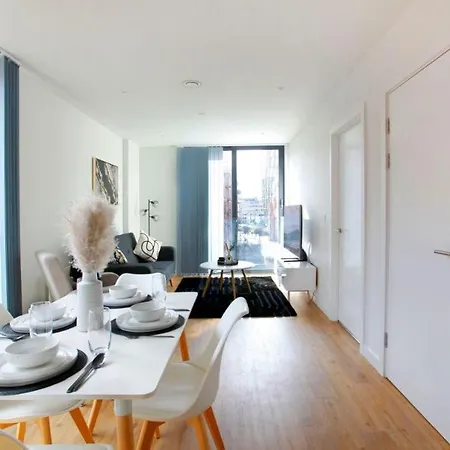 Spacious In Mcr With Terrace, Gym Apartment *