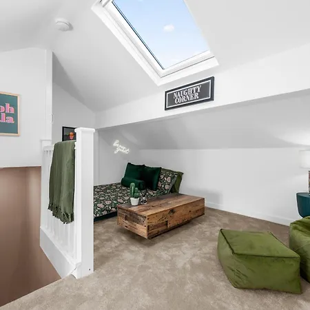 Modern Prestwich Near Heaton Park & Links