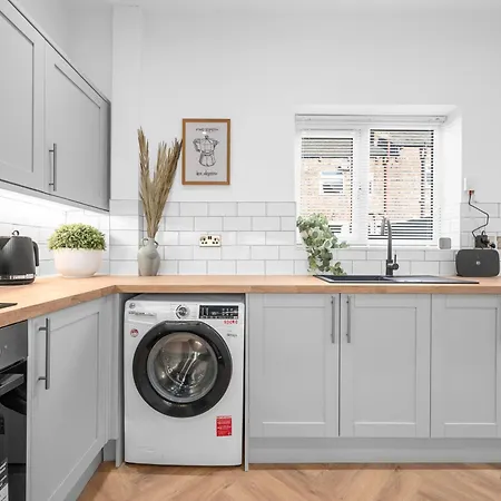 New Listing - Stunning Prestwich Retreat - Sleeps 7