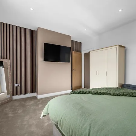 Modern Prestwich Near Heaton Park & Links