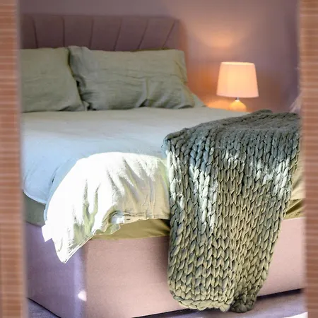 Modern Prestwich Near Heaton Park & Links Holiday home Manchester