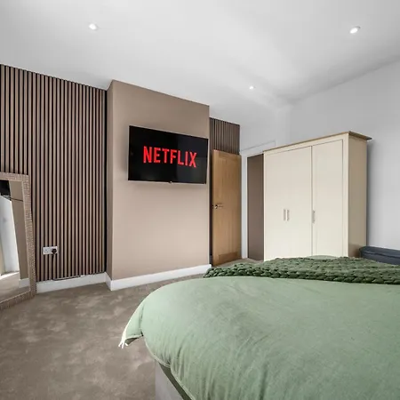 Holiday home New Listing - Stunning Prestwich Retreat - Sleeps 7