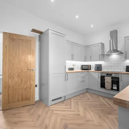 New Listing - Stunning Prestwich Retreat - Sleeps 7 Holiday home *