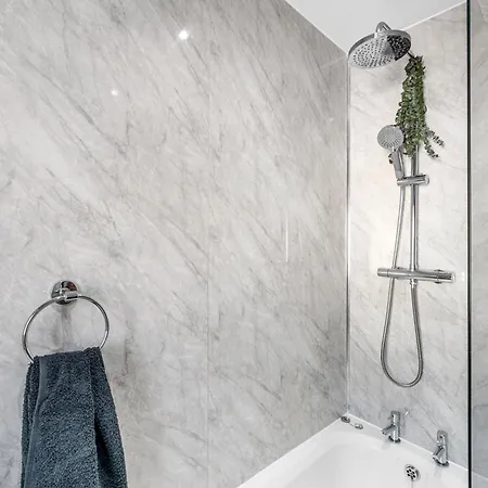 Holiday home Modern Prestwich Near Heaton Park & Links Manchester