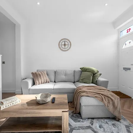 New Listing - Stunning Prestwich Retreat - Sleeps 7 *
