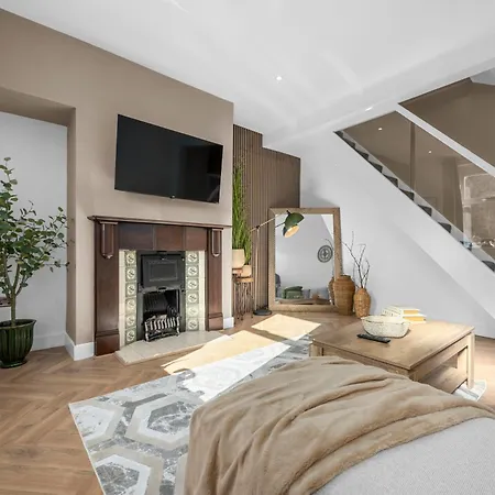New Listing - Stunning Prestwich Retreat - Sleeps 7
