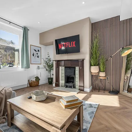 New Listing - Stunning Prestwich Retreat - Sleeps 7 Holiday home