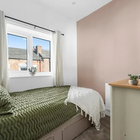 New Listing - Stunning Prestwich Retreat - Sleeps 7 Manchester