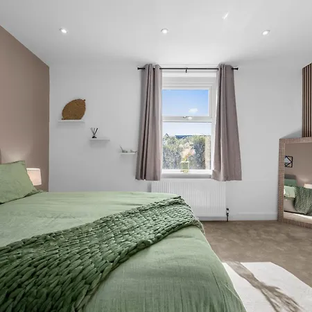 Modern Prestwich Near Heaton Park & Links