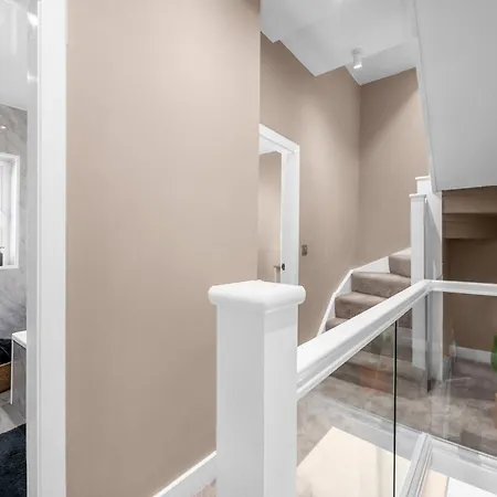 New Listing - Stunning Prestwich Retreat - Sleeps 7 Holiday home *