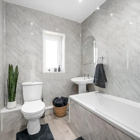 New Listing - Stunning Prestwich Retreat - Sleeps 7 *