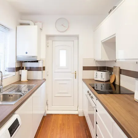 Cosy 3 Bedroom House In Quiet Residential Area Manchester