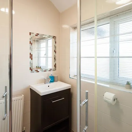 Cosy 3 Bedroom House In Quiet Residential Area *