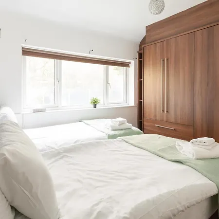 Cosy 3 Bedroom House In Quiet Residential Area *