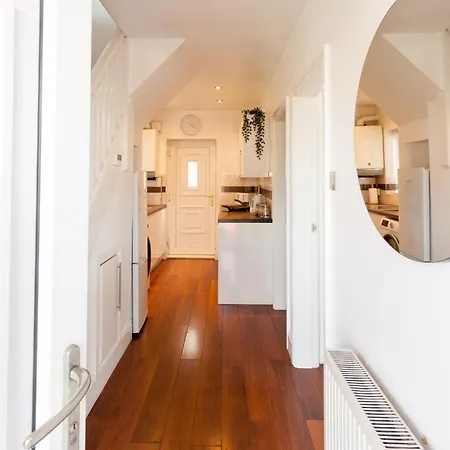 Cosy 3 Bedroom House In Quiet Residential Area