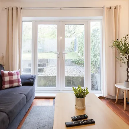Cosy 3 Bedroom House In Quiet Residential Area Apartment Manchester