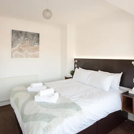 Cosy 3 Bedroom House In Quiet Residential Area *