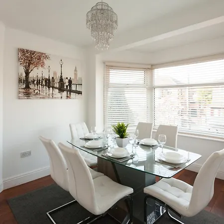 Cosy 3 Bedroom House In Quiet Residential Area * Manchester