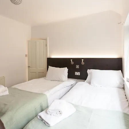 Cosy 3 Bedroom House In Quiet Residential Area Apartment *