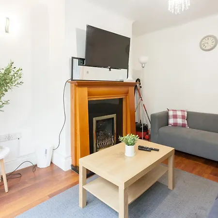 Cosy 3 Bedroom House In Quiet Residential Area Manchester