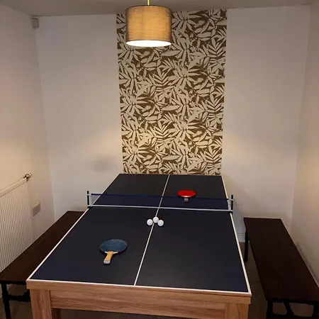 Sleek And Stylish 3 Bed In - Parking *