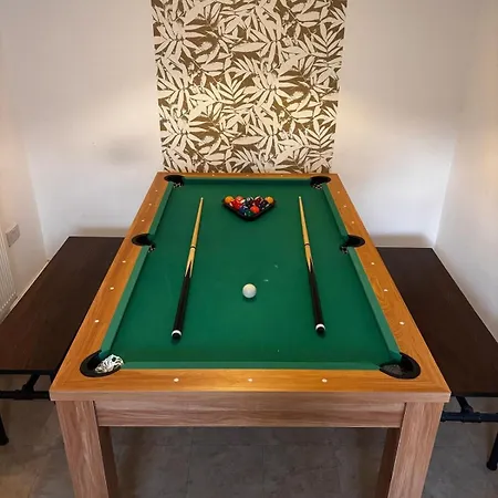 Sleek And Stylish 3 Bed In - Parking