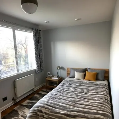 Double Loft Bedroom Near Etihad, Coop Live With Free Parking, Shared Kitchen & Bathroom Guest house *
