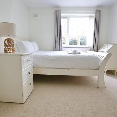 Pass The Keys Cosy Retreat Near Old Trafford With Free Parking *