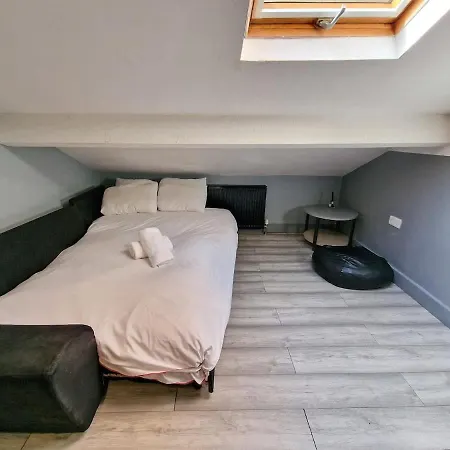 Flat Sleeps 8 By Superhost Apartment