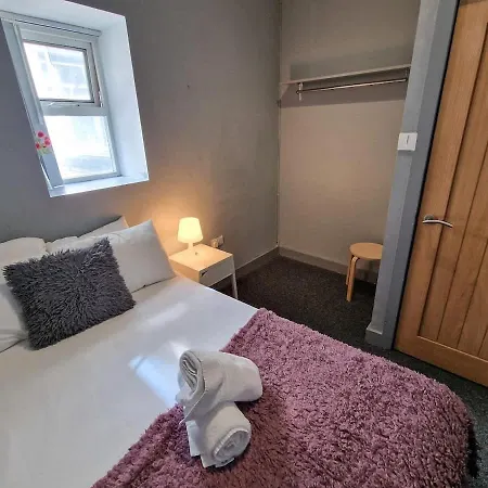 Apartment Flat Sleeps 8 By Superhost *