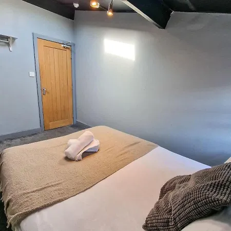 Apartment Flat Sleeps 8 By Superhost